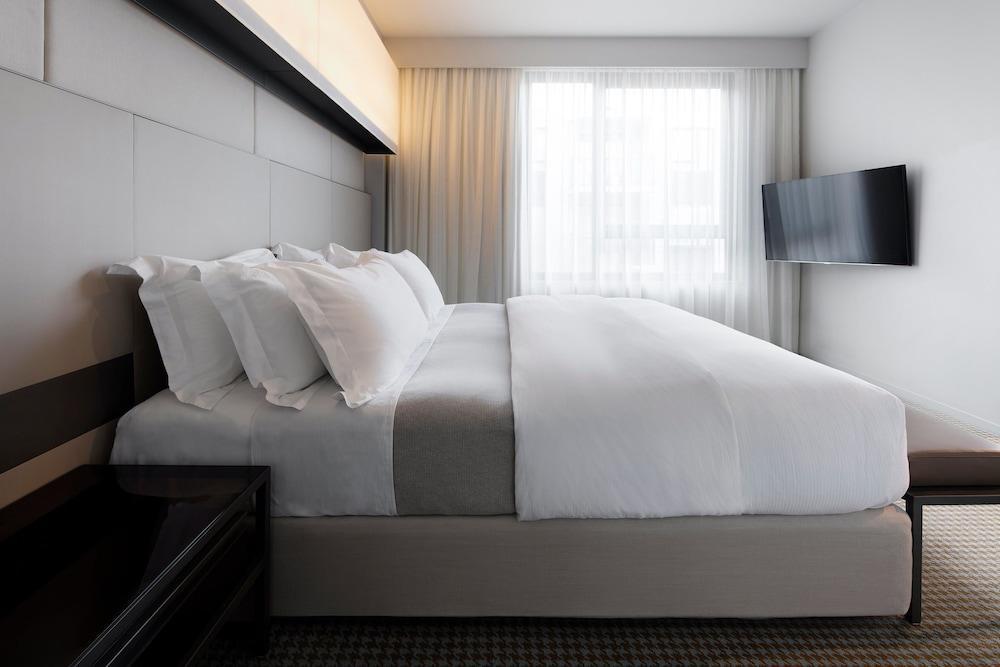 Hotel Realm Canberra Exteriör bild A bed