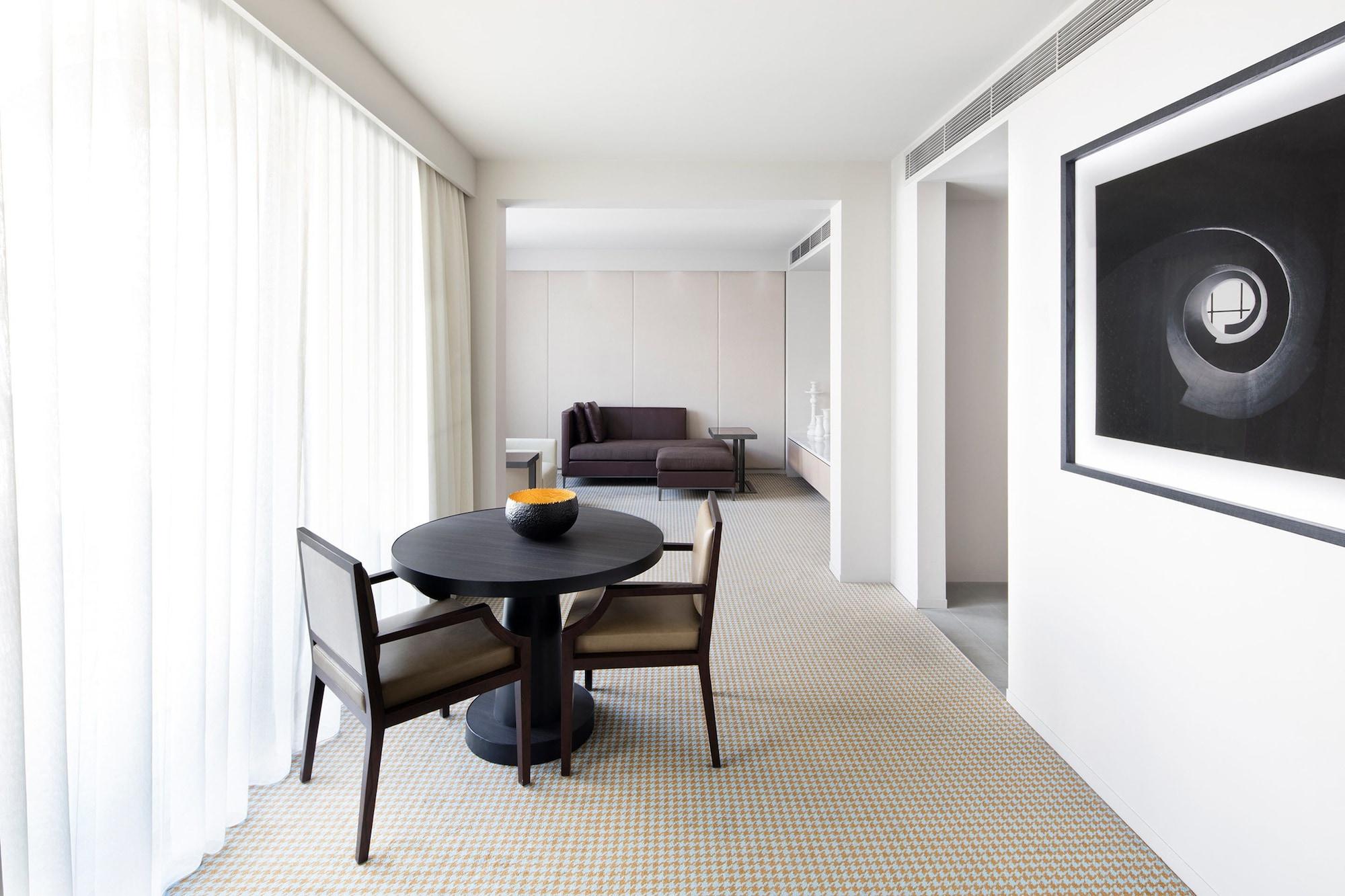 Hotel Realm Canberra Exteriör bild A suite at The Standard East Village
