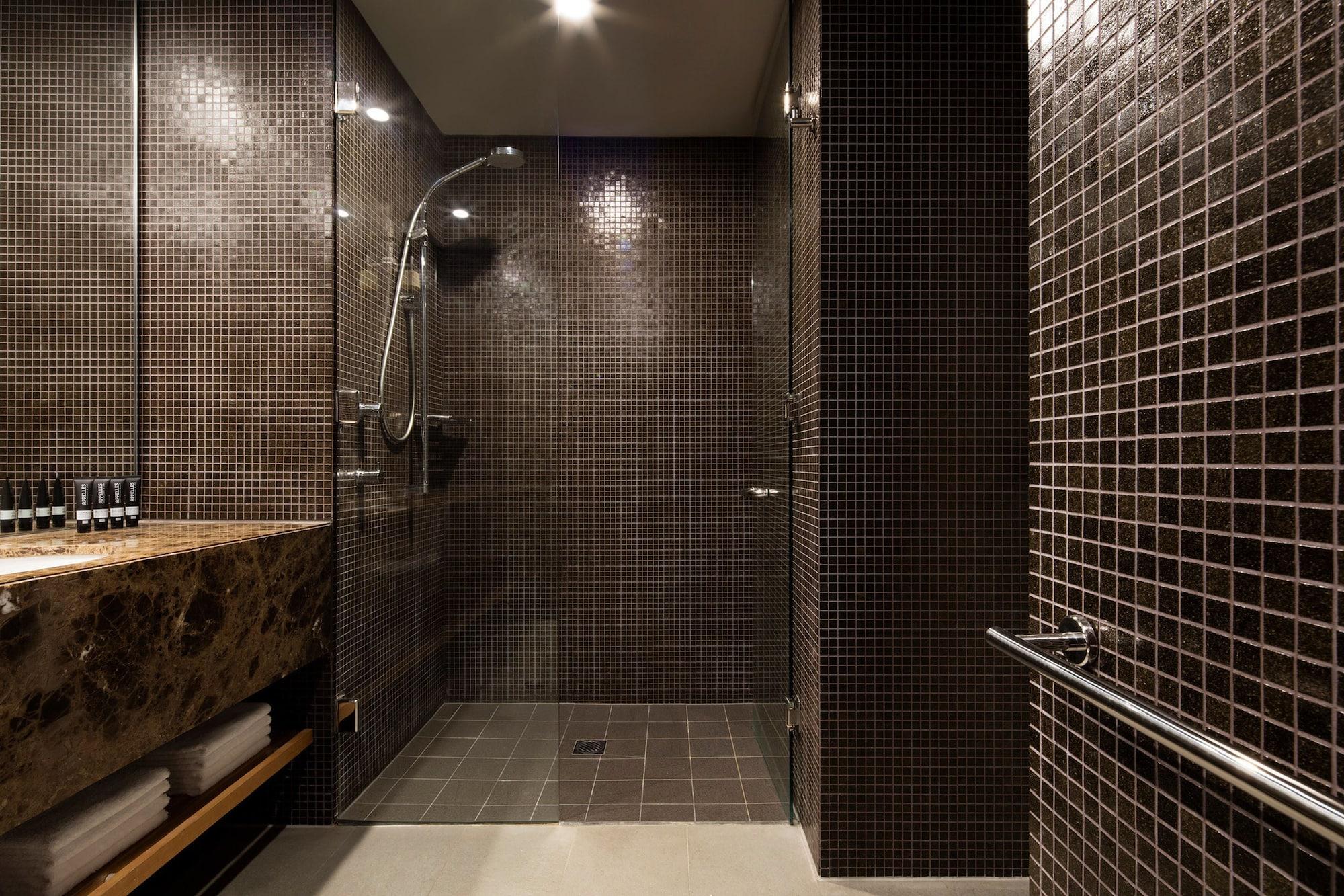 Hotel Realm Canberra Exteriör bild A shower