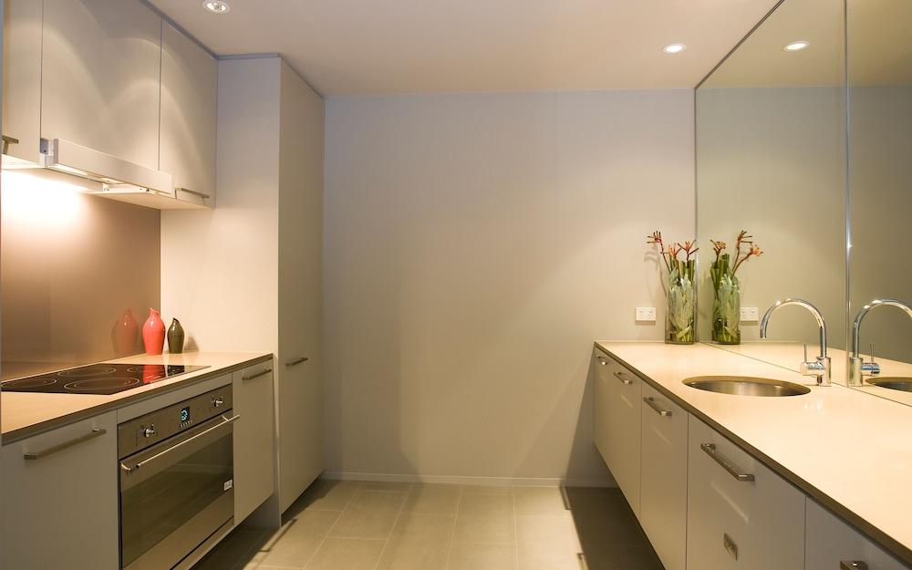 Hotel Realm Canberra Exteriör bild A kitchen in a typical apartment