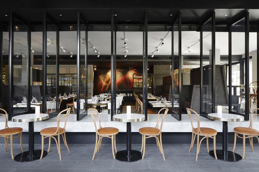 Hotel Realm Canberra Exteriör bild Restaurant interior