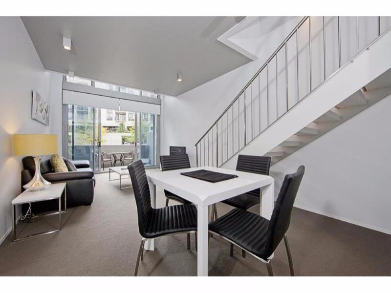 Hotel Realm Canberra Exteriör bild A living room in a typical apartment