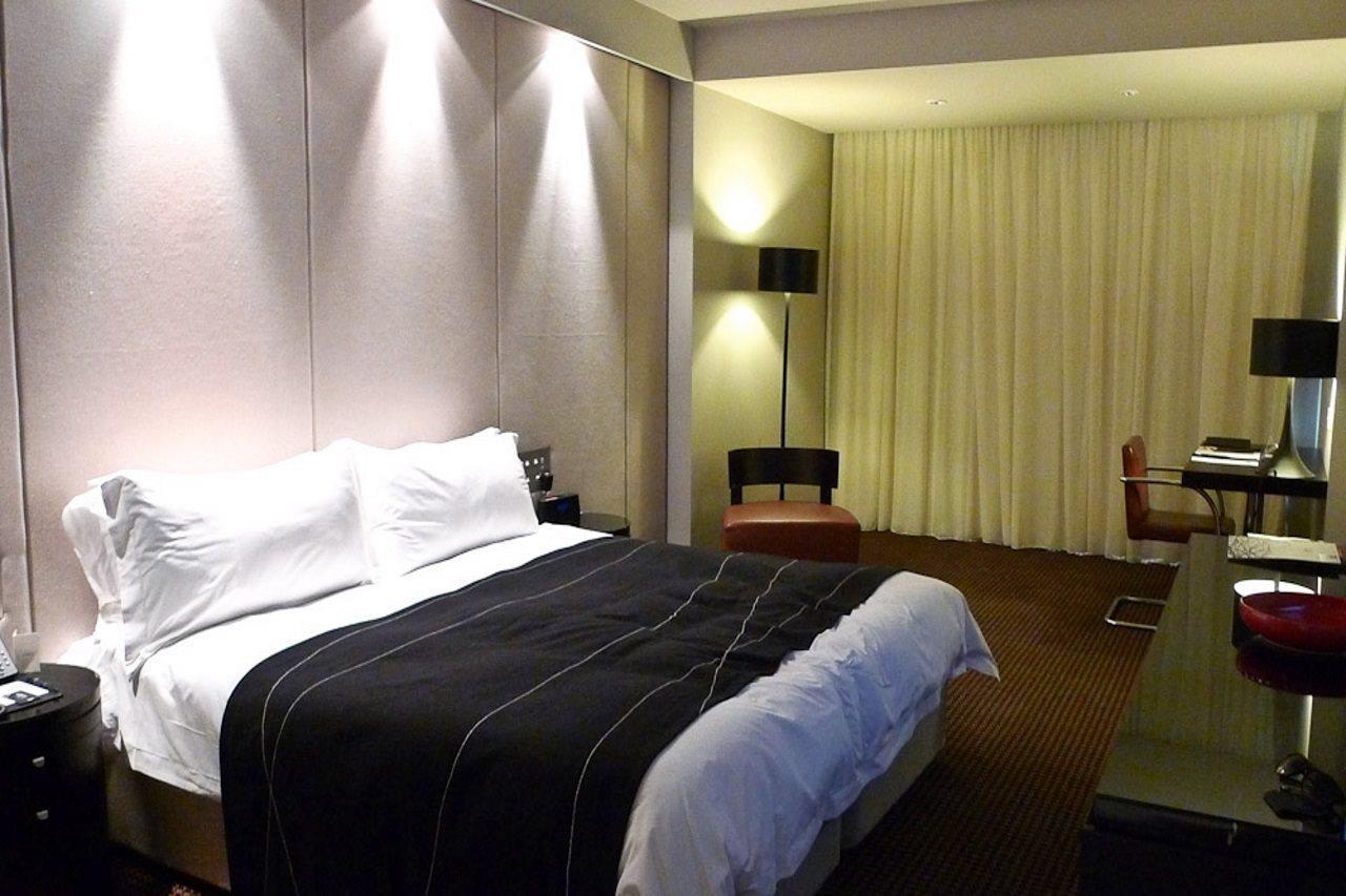 Hotel Realm Canberra Exteriör bild A room at the hotel