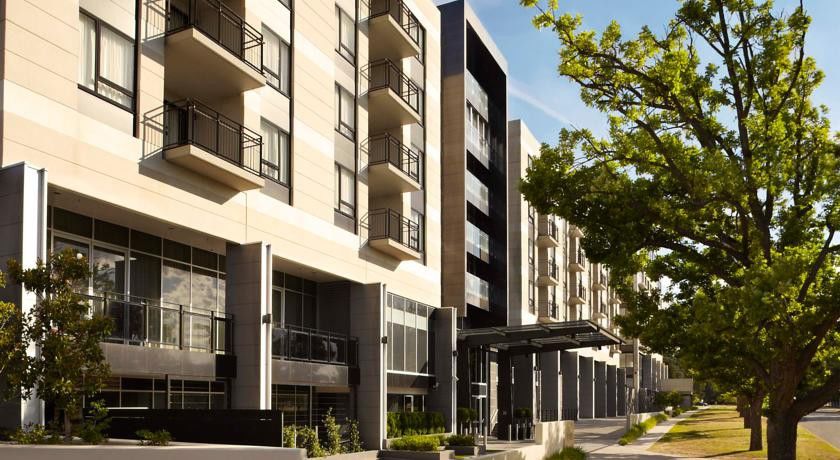 Hotel Realm Canberra Exteriör bild Residential complex in the city