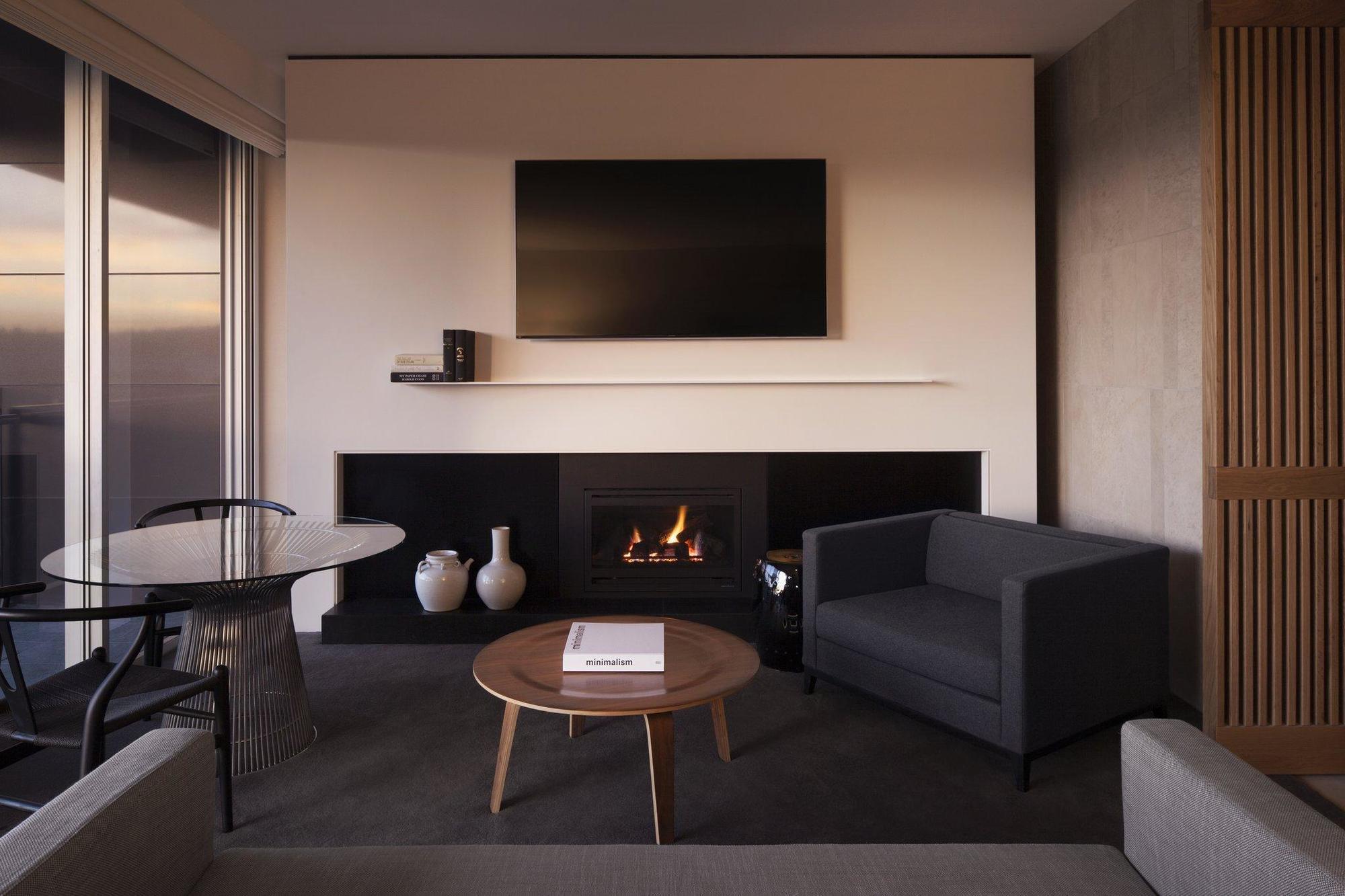 Hotel Realm Canberra Exteriör bild A living room with a fireplace