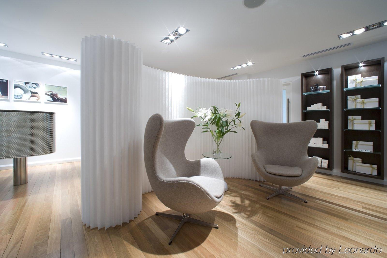 Hotel Realm Canberra Exteriör bild Interior of the clinic