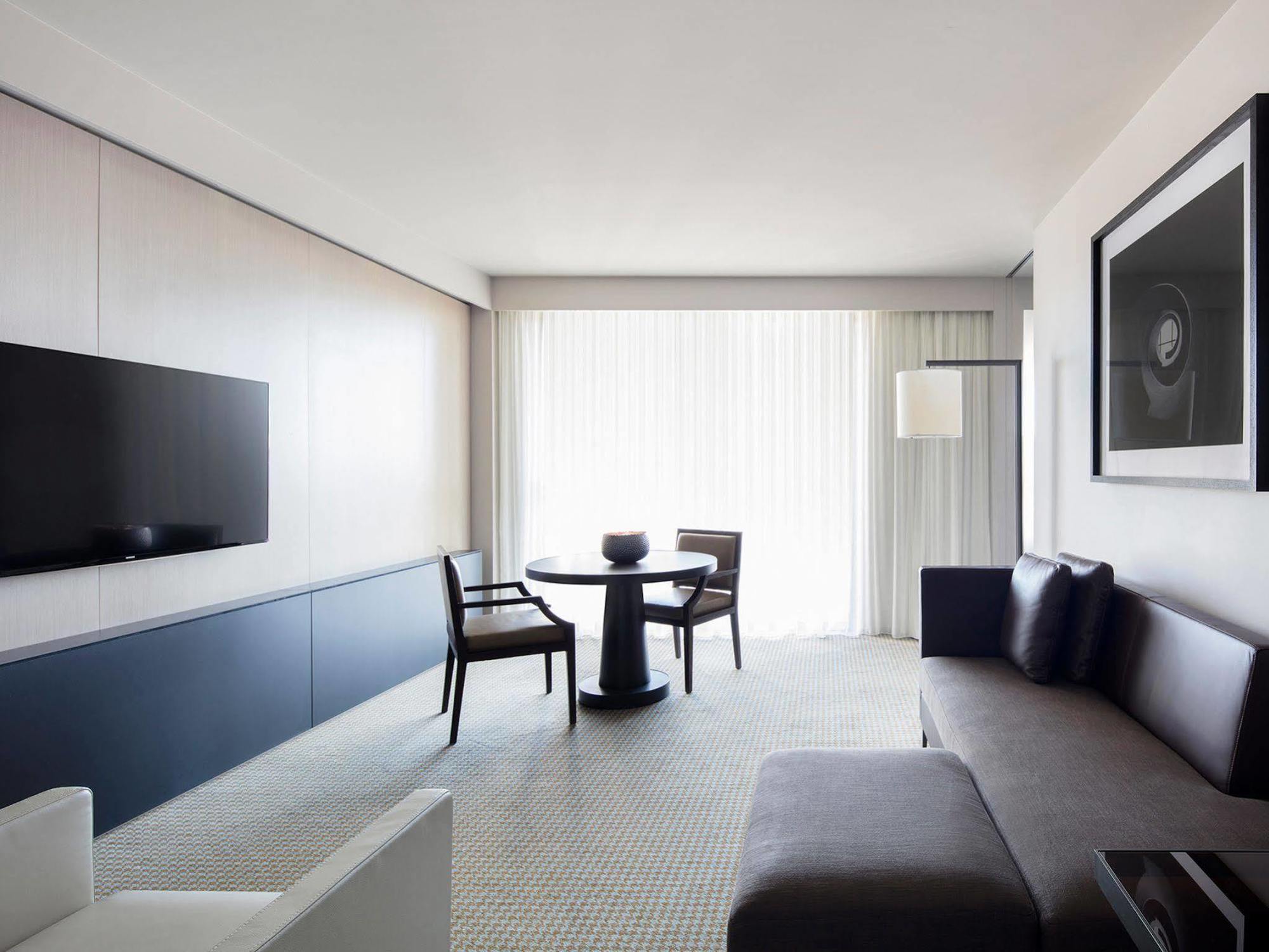 Hotel Realm Canberra Exteriör bild A room at the hotel