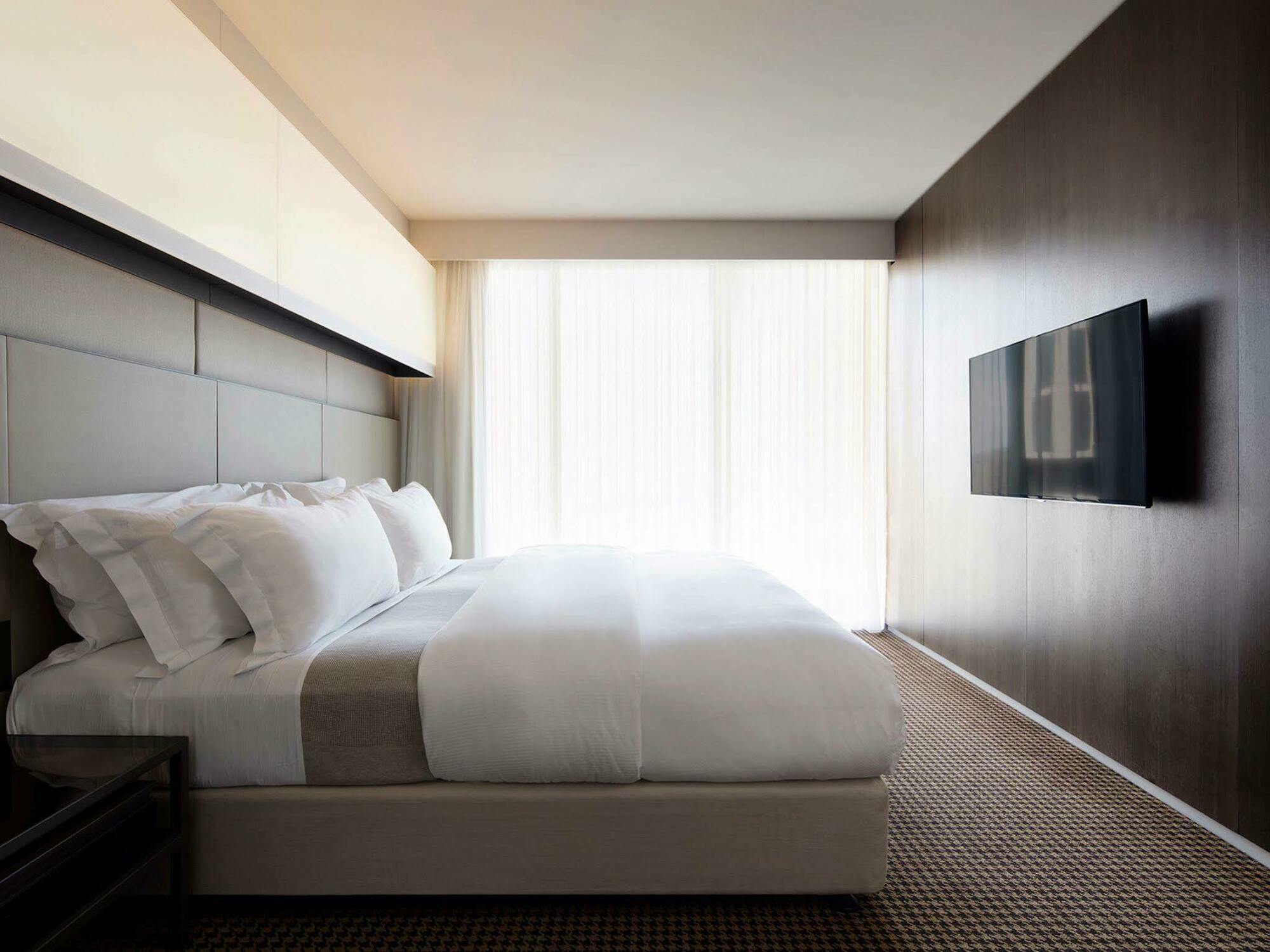Hotel Realm Canberra Exteriör bild A bedroom at the hotel