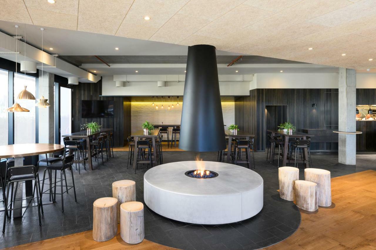 Hotel Realm Canberra Exteriör bild The lounge at the airport
