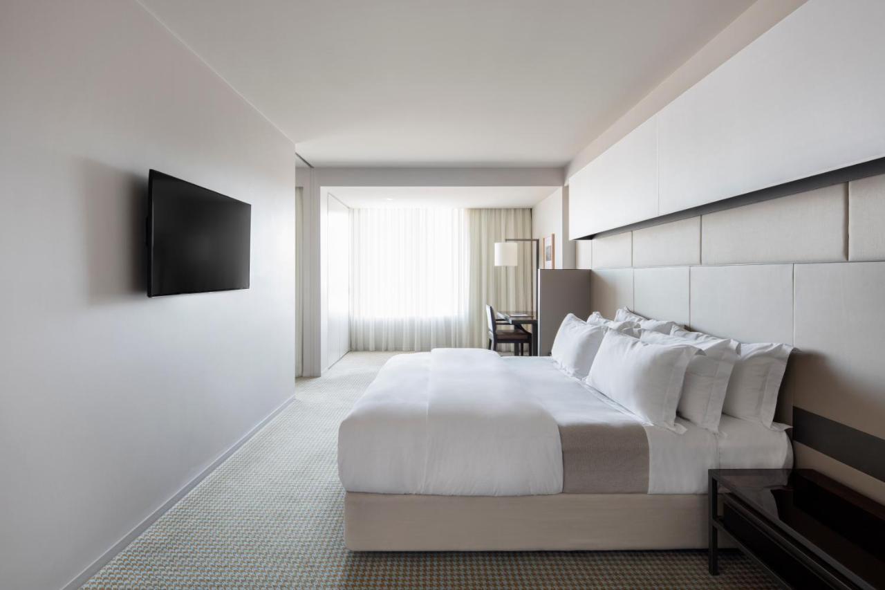 Hotel Realm Canberra Exteriör bild A room at the hotel
