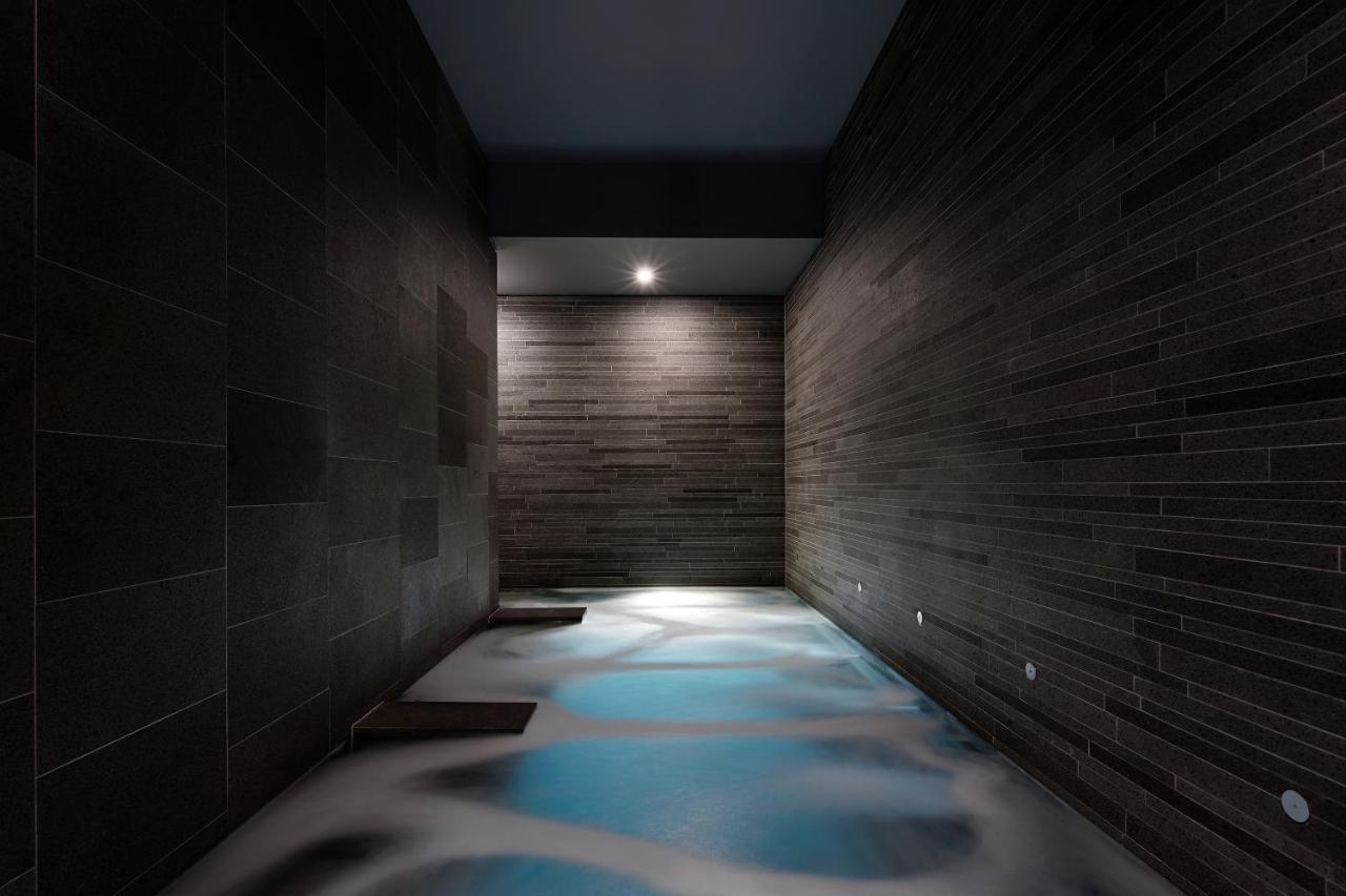 Hotel Realm Canberra Exteriör bild A modern onsen in Tokyo