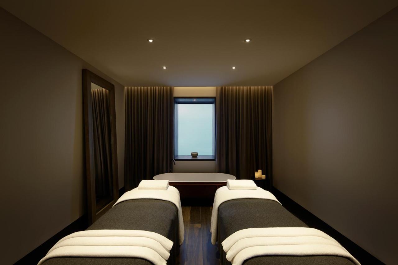 Hotel Realm Canberra Exteriör bild A treatment room at the spa
