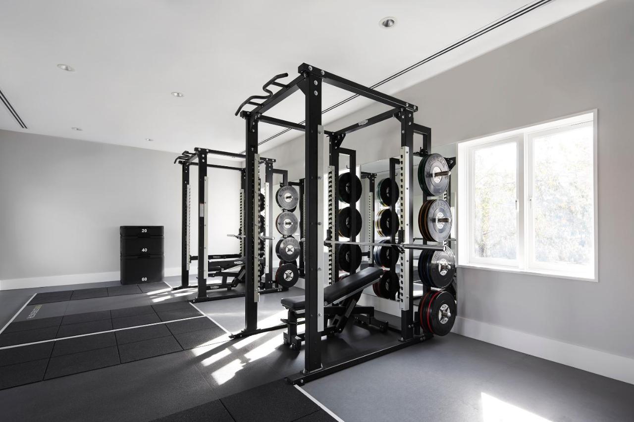 Hotel Realm Canberra Exteriör bild A power rack