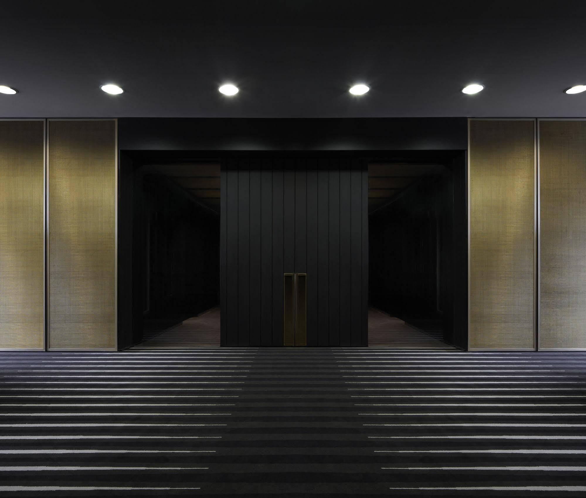 Hotel Realm Canberra Exteriör bild Entrance to the museum